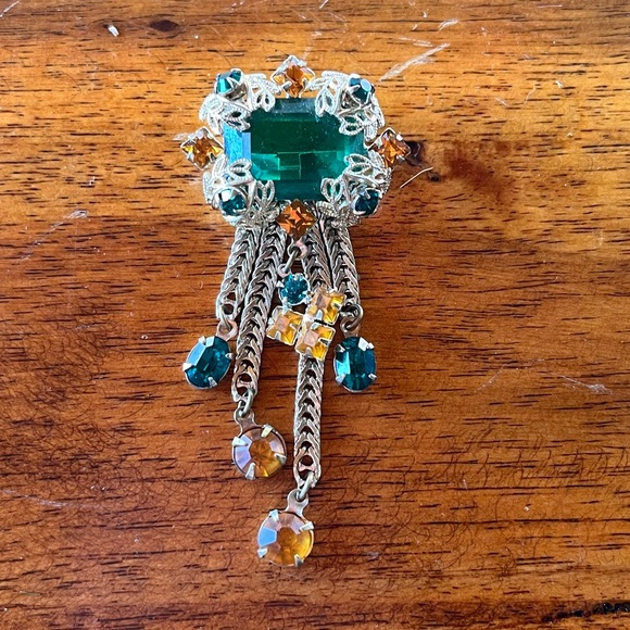 Jewelry - Elegant Emerald and Amber Dangle Brooch
